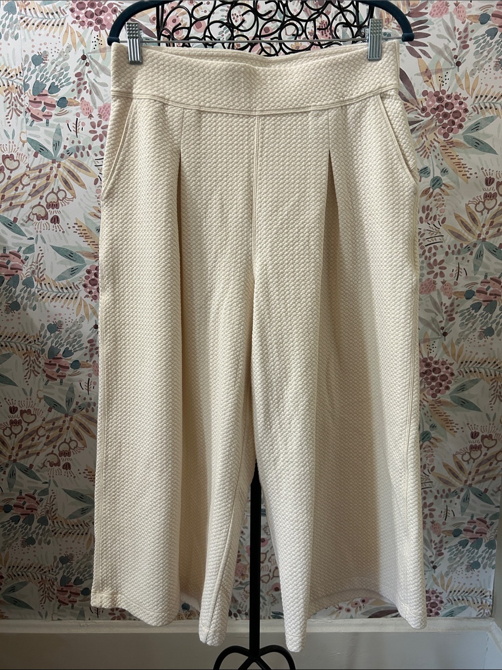Lululemon Can You Feel The Pleat Crop
Light Ivory Texture Wide Leg 10 Medium - Picture 6 of 10